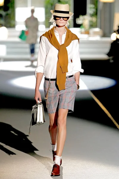 Look 10